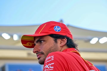 Carlos Sainz a su llegada al circuito de Yas Marina.