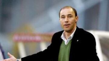 <b>CORAZÓN PARTIDO. </b>Antonio Calderón, técnico del Huesca, se enfrenta hoy a su ex equipo.