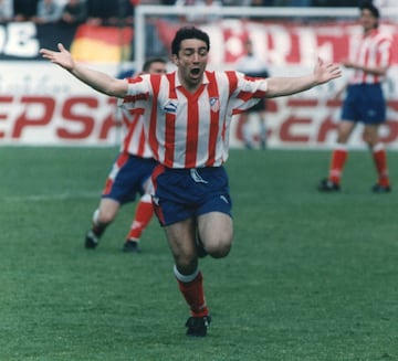 Jugó con el Atlético de Madrid desde 1990 hasta 1994.