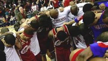 <b>REZO. </b>Los jugadores de ambos equipos rogaron por Stuckey.