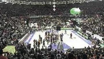 <b>LA FRONTERA, A REVENTAR.</B> El Pabellón Fuente de San Luis, más conocido como La Fonteta, registró un lleno absoluto, congregando a 7.800 espectadores.