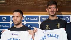 Los jugadores Riza Durmisi (izquierda) y Kike Salas (derecha), el día de su presentación como nuevos jugadores del CD Tenerife.