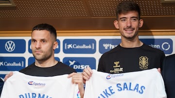 Los jugadores Riza Durmisi (izquierda) y Kike Salas (derecha), el d赤a de su presentaci車n como nuevos jugadores del CD Tenerife.