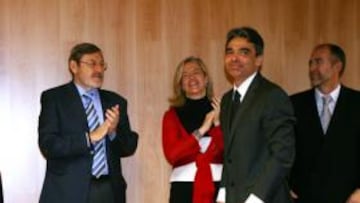 <b>EL RELEVO. </b>De izquierda a derecha, Ramón Jauregui, Jaime Lissavetzky, Matilde García (Dtora. Infraestructuras), Albert Soler y Javier Martín del Burgo (Agencia Antidopaje).