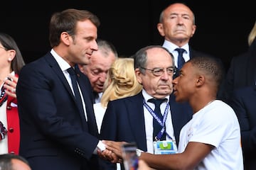 El presidente de la República Francesa Emmanuel Macron junto al delantero del París Saint-Germain Kylian Mbappé. 