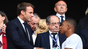 El presidente de la República Francesa Emmanuel Macron junto al delantero del París Saint-Germain Kylian Mbappé. 
