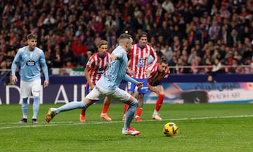 El jugador del Celta, Iago Aspas, marca el 0-1 de penalti al Atltico de Madrid 