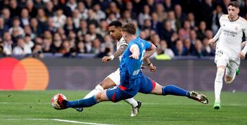 Rodrygo arma un remate en el área en el partido contra el RB Leipzig.