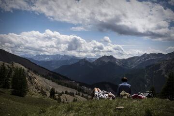 Aficionados descansando mientras esperan a los corredores delante de las maravillosas vistas que ha dejada la etapa 18ª de Tour.