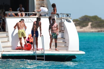 Messi y Suárez de vacaciones con sus familias en Ibiza