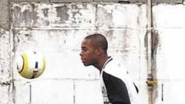 <b>MOTIVADO. </b>Robinho sigue trabajando en Brasil a la espera de su salida.