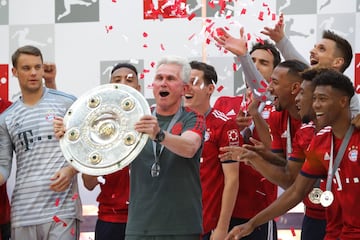 Con trofeo y cerveza en mano Bayern y James celebran el título