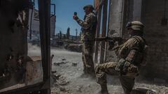 Ukrainian service members watch while a tank fires toward Russian troops in the industrial area of the city of Sievierodonetsk, as Russia's attack on Ukraine continues, Ukraine June 20, 2022. Picture taken June 20, 2022. REUTERS/Oleksandr Ratushniak