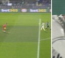 Cristiano, solo contra el portero y le da una patada al aire: acabó riéndose en el suelo