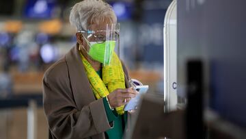 Juez dictamina que el mandato federal sobre usar mascarillas en los vuelos comerciales es ilegal. Así son las nuevas reglas en Estados Unidos.