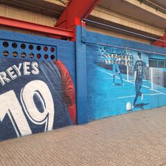 El Extremadura emociona al sevillismo con un mural de Reyes