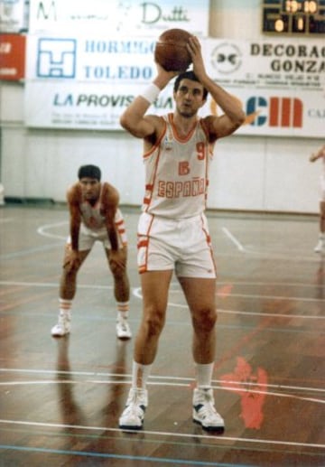 Con la selección española consiguió la medalla de plata olímpica en Baloncesto en los Juegos Olímpicos de Los Ángeles 1984. Participó también en los Juegos Olímpicos de Moscú 1980 y en tres Mundobasket y cuatro Eurobasket.