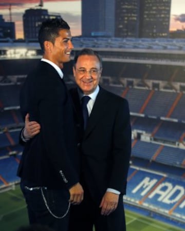 Real Madrid's Cristiano Ronaldo (R) poses beside club president Florentino Perez after a ceremony at Santiago Bernabeu stadium.