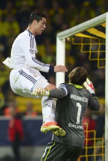 Cristiano Ronaldo lo intenta ante el portero Roman Weidenfeller.