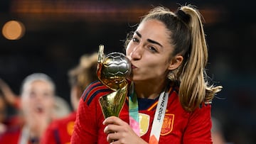 Sydney (Australia), 20/08/2023.- Olga Carmona of Spain kisses the winner'Äôs trophy after winning the FIFA Women's World Cup 2023 Final soccer match between Spain and England at Stadium Australia in Sydney, Australia, 20 August 2023. (Mundial de Fútbol, España) EFE/EPA/DEAN LEWINS AUSTRALIA AND NEW ZEALAND OUT
