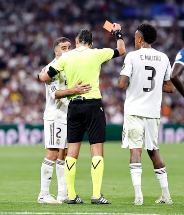 Rifirrafe entre Gerónimo Rulli y el defensa del Real Madrid. Carvajal toca con la frente la cara del portero argentino que se va al suelo. El árbitro Irfan Peljto acude al monitor del VAR, y tras revisar la jugada, muestra la cartulina roja al lateral blanco.