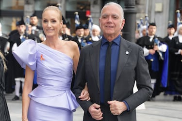 Sandra Ibarra y Juan Ramón Lucas a su llegada al Teatro Campoamor para asistir a la ceremonia de entrega de los Premios Princesa de Asturias 2025.