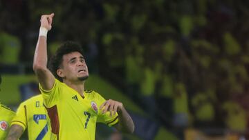 Luis Díaz festeja tras la victoria de Colombia ante Brasil.