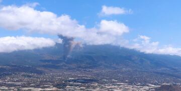 La erupción volcánica ayer (domingo 19 de septiembre) en los alrededores de Las Manchas, en El Paso (La Palma), después de que el complejo de la Cumbre Vieja acumulara miles de terremotos en la última semana, conforme el magma iba presionando el subsuelo en su ascenso. Las autoridades habían comenzado horas antes evacuar a las personas con problemas de movilidad en cuatro municipios.