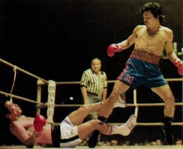 Combate en el Palacio de los Deportes entre Perico y Muangsurin. El maño perdió a los puntos el título mundial.