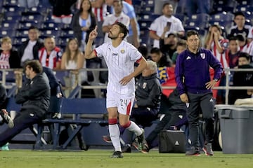 La afición ahora lo ve como un traidor por dejar al equipo e irse con el acérrimo rival, las Chivas. Oribe ya debutó con los Rojiblancos en el partido de preparación contra River Plate donde perdieron cinco goles a uno.