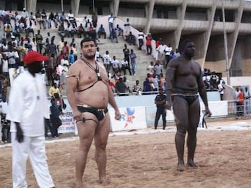 El luchador español Juan Francisco Espino posa antes de pelear contra el luchador senegalés Keur Diene.