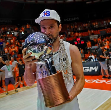 Sergio Llull con el trofeo de la Liga.