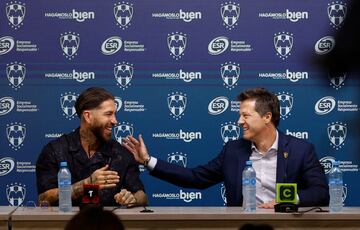 Sergio Ramos se presentó con Monterrey junto al presidente Antonio ‘Tato’ Noriega. “Dejar un legado en México es un reto personal. No vengo a pasear sino a conquistar títulos nuevos. El fútbol no es una cuestión de edad, es cuestión de rendimiento”, declaró como Rayado.