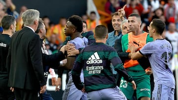 Real Madrid's Brazilian forward Vinicius Junior confronts Valencia's officials as he leaves after being sent off the pitch by the referee during the Spanish league football match between Valencia CF and Real Madrid CF at the Mestalla stadium in Valencia on May 21, 2023. (Photo by JOSE JORDAN / AFP)