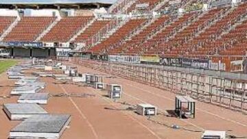 <b>ASÍ QUEDÓ. </b>Ciertas áreas de son Moix quedaron en muy mal estado tras el paso del tornado. Es el caso de las vallas de acceso o las publicitarias (arriba).