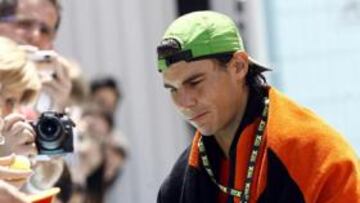 <b>HÉROE RAFA. </b>Si alguien tiene imagen de héroe en España, en estos momentos, es ese hombre que firma autógrafos con la derecha en la Caja Mágica: Rafael Nadal Parera.