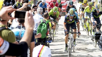 Alejandro Valverde, al ataque en el sterrato del Alpe di Poti.