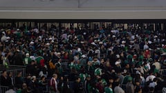 Gente afuera formada a minutos del inicio del partido