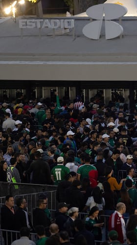 Gente afuera formada a minutos del inicio del partido