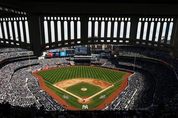 Su elaboración tuvo un costo de $2.3 mil millones de dólares y cuenta con una capacidad para 47 mil aficionados. Los seguidores de los Yankees decidieron colocar en las gradas una zona esta temporada dedicada a Aaron Judge, donde un ‘juez’ recibe todos los batazos que salen del campo por parte del jardinero.