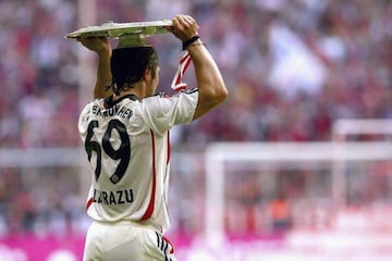 El lateral del Bayern tuvo que explicar que este era su número de la suerte ya que nació en 1969, su altura era 1'69 cm y pesaba 69 kilos. 