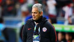 Reinaldo Rueda en un partido con la Selecci&oacute;n de Chile