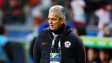 Reinaldo Rueda en un partido con la Selecci&oacute;n de Chile