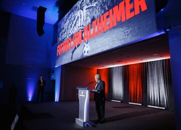 El presidente del Atlético de Madrid, Enrique Cerezo, presentando la campaña "Futuro sin Alzheimer" en el auditorio del Cívitas Metropolitano.