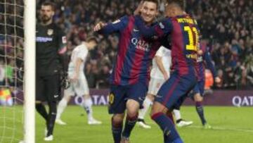 Messi celebra su gol con Neymar.