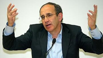 <b>MIRA ARRIBA</B>. Irureta no cree que Madrid y Valencia pinchen, y quiere la victoria para no perder la vista al liderato.