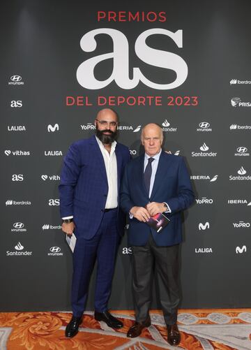 Carlos Bucero y Ginés Carvajal, representantes de jugadores., posan en el photocall de los Premios AS del Deporte 2023.