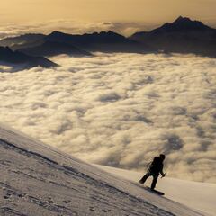 Ana Salvador corona también el volcán Cayambe