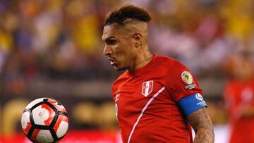 Peru&#039;s Paolo Guerrero controls the ball during the Copa America Centenario quarterfinal football match against Colombia in East Rutherford, New Jersey, United States, on June 17, 2016.  / AFP PHOTO / Eduardo Munoz Alvarez
