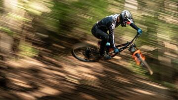 Remi, piloto de MTB Enduro, con el fondo barrido por la velocidad, en una de las pruebas de las Enduro World Series. 